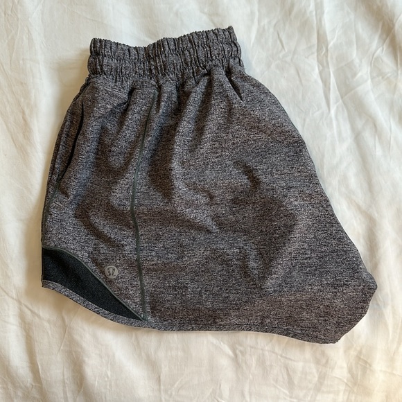 Lululemon- Hotty Hot Low-Rise Short 4” 🍋 - Picture 2 of 3